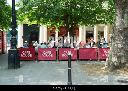 Dh La Promenade Cheltenham GLOUCESTERSHIRE personnes mangeant à l'extérieur restaurant français Café Rouge street uk journée plein air Banque D'Images