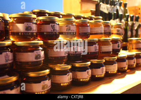 Pots de miel sur l'affichage à l'échoppe de marché à Sveti Filip i Jakov, Croatie. Banque D'Images