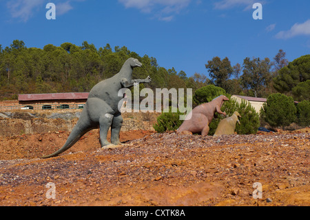 Dinosaure mécanique à la Reserva Sevilla El Castillo de las Guardas le parc safari à Séville, Andalousie, Espagne Banque D'Images