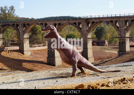 Dinosaure mécanique près de pont, à la Reserva Sevilla El Castillo de las Guardas le parc safari à Séville, Andalousie, Espagne Banque D'Images