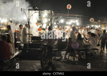 La fumée s'élève au-dessus des stands de nourriture dans la place Djemma el Fna dans la médina de Marrakech, Maroc, Afrique. Banque D'Images