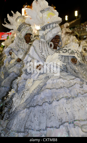 Femme en robe traditionnelles de Bahia au cours de défilé de carnaval Rio de Janeiro Brésil Banque D'Images