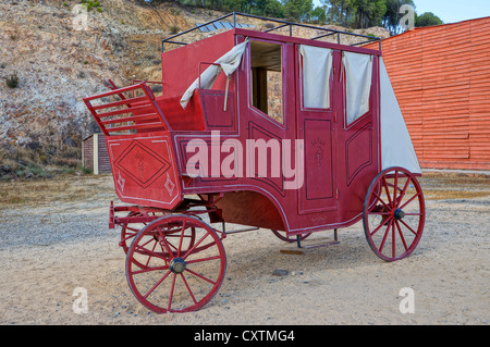 Ville de l'ouest, vue d'un beau rouge de l'wagon depuis les jours de l'ouest sauvage de Séville, Espagne Banque D'Images