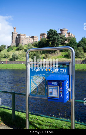 dh informations touristiques INVERNESS INVERNESSSHIRE Explorez Inverness map distributeur River Ness et château d'Inverness ecosse visiteur technologie point royaume-uni Banque D'Images