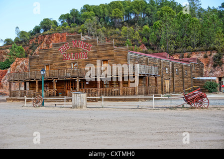 Ville de l'Ouest saloon, une vue frontale d'un wagon rouge de l'ouest depuis les jours de l'ouest sauvage de Séville, Espagne Banque D'Images