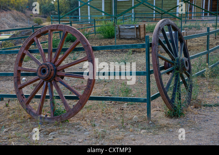 Roue pour wagon antiques sur l'affichage dans l'Ouest sauvage de la ville, depuis les jours de l'ouest sauvage de Séville, Espagne Banque D'Images