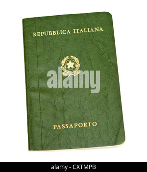 Ancien passeport italien isolé sur fond blanc Banque D'Images