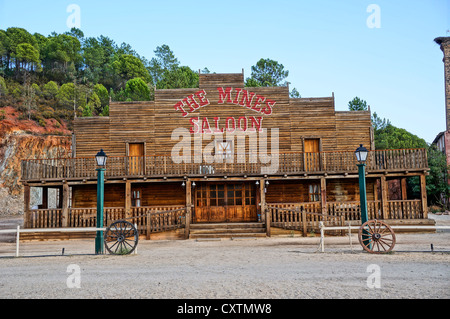 Western Saloon ville, en vue de face d'une roue de chariot antique de l'ouest depuis les jours de l'ouest sauvage de Séville, Espagne Banque D'Images