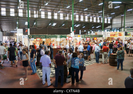 Les participantes visiter juste International Livestock salon agro-industriel, zone produits agro-alimentaires, à Zafra, Espagne Banque D'Images