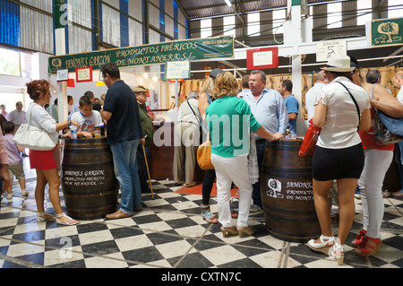 Les participantes visiter juste International Livestock salon agro-industriel, zone produits agro-alimentaires, à Zafra, Espagne Banque D'Images