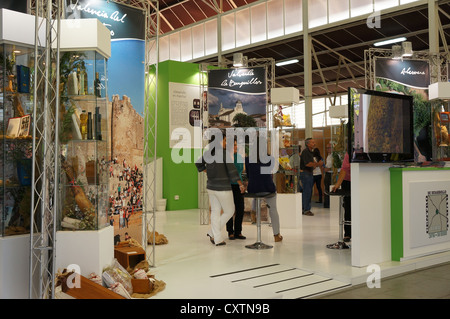 Les participantes visiter juste International Livestock salon agro-industriel, zone produits agro-alimentaires, à Zafra, Espagne Banque D'Images