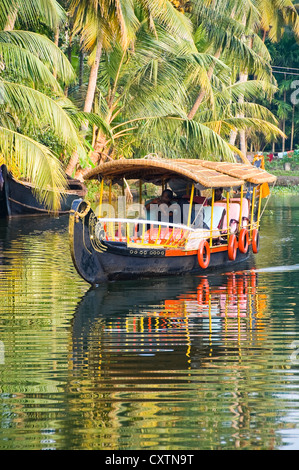 Vue verticale d'un bateau d'excursion dans les Backwaters du Kerala. Banque D'Images