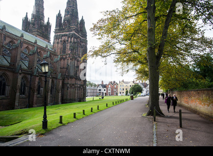 Les élèves de l'école balade le long de la clôture à côté de la cathédrale de Lichfield, UK Banque D'Images