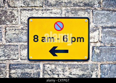 Panneau indiquant les restrictions de stationnement dans une zone urbaine Banque D'Images