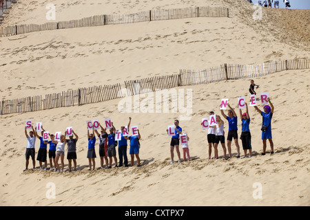 Les gens de Siblu organisation dans la lutte contre le cancer dans la célèbre Dune du Pyla, le 8 août 2012 à Pyla sur Mer, France. Banque D'Images