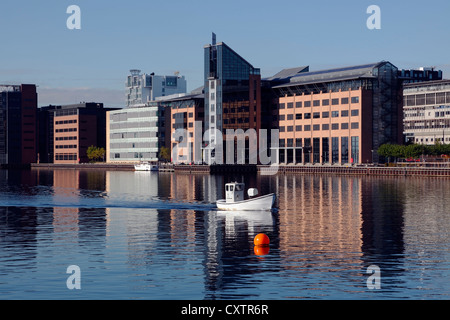 Bateau de pêche dans le port du sud (Sydhavnen) dans le port de Copenhague. Réflexions de bâtiments dans l'eau. Renouvellement de la ville ancienne friche industrielle en région. Banque D'Images