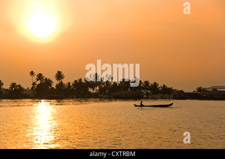 Vue horizontale d'un beau coucher du soleil orange dans les Backwaters du Kerala. Banque D'Images