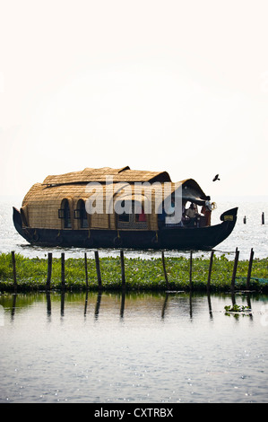 Vue verticale d'une maison traditionnelle en bois, Bateau kettuvallam, navigation à travers les Backwaters du Kerala. Banque D'Images