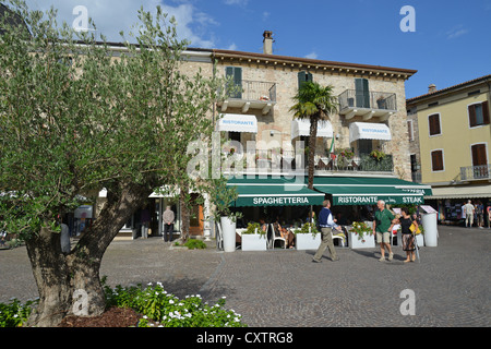 La Piazza Castello, Sirmione, Lac de Garde, Province de Brescia, Lombardie, Italie Banque D'Images