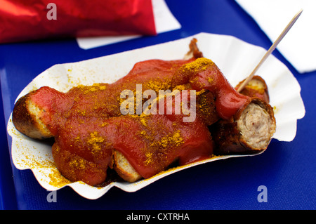 Une saucisse frite, couvert de ketchup et de curry en poudre : c'est la fameuse collation, saucisse au curry ou Currywurst Banque D'Images