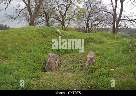 L'entrée de 'faux' pour Moulin Tump Long Barrow Rodmarton, une tombe néolithique chambré, Gloucestershire, Royaume-Uni. Banque D'Images