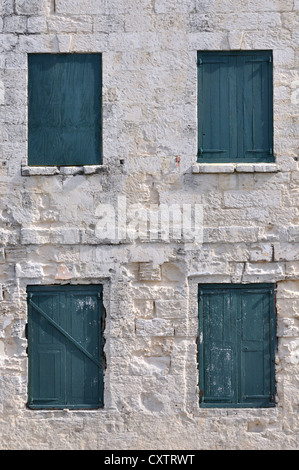 Vieille maison avec des volets verts, Nassau, Bahamas Banque D'Images