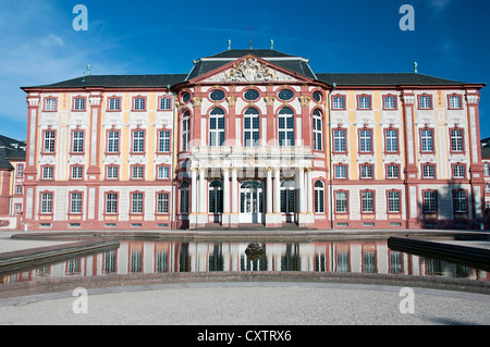 Beau château baroque de Bruchsal en Allemagne avec de l'eau reflet Banque D'Images