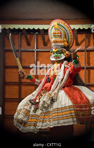 Portrait vertical d'un artiste de Kathakali en costume complet lors d'une performance. Banque D'Images