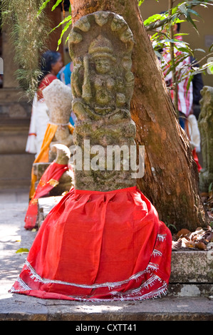 Close up vertical d'un serpent à l'effigie de Dieu Mannarasala ou Temple Sree Nagaraja Snake Temple, Haripad en Kerala. Banque D'Images