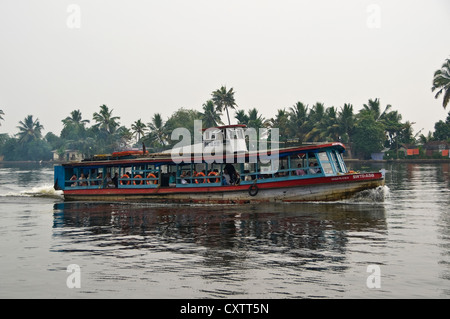 Vue horizontale d'un traversier de la rivière traditionnel ou un taxi plein de passagers dans les Backwaters du Kerala. Banque D'Images