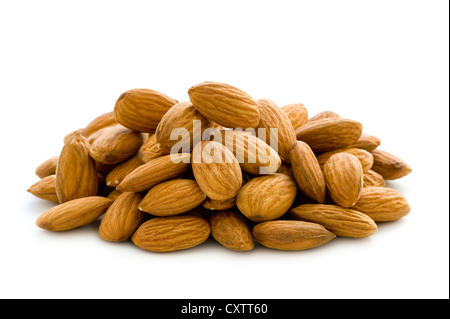 Les écrous d'amandes entières décortiquées isolé sur fond blanc Banque D'Images