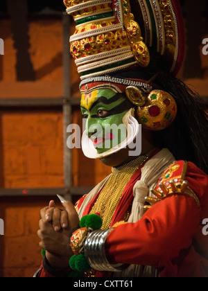 Close up portrait of vertical d'un artiste de Kathakali en costume complet lors d'une performance. Banque D'Images