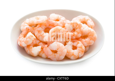 Et fraîches pelées, crevettes cuites dans un plat isolé sur fond blanc Banque D'Images