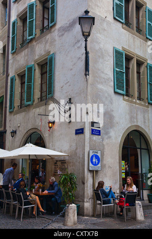 Des groupes de personnes dans un café dans les rues de la vieille ville de Genève, Suisse Banque D'Images