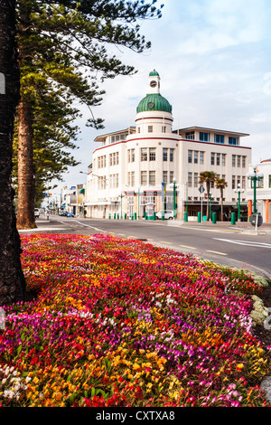 En regardant vers le sud le long de la Marine Parade à Napier, Nouvelle-Zélande vers le Dôme, l'ancien bâtiment de la tempérance et de l'Assurance Générale, Banque D'Images