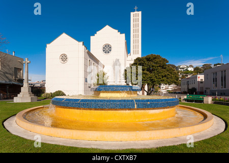 Waiapu Cathédrale de St Jean l'Évangéliste, et la fontaine en tait Napier, Nouvelle-Zélande. Banque D'Images