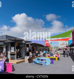 Les gens se détendre dans un café-restaurant en plein air dans le récipient Mall, Christchurch, Nouvelle-Zélande. Banque D'Images