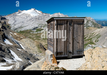 Ancienne chambre des toilettes la cabane de montagne, Wildstrubelhuette avec une très belle vue sur le mont, Wildhorn Alpes Bernoises, Suisse Banque D'Images