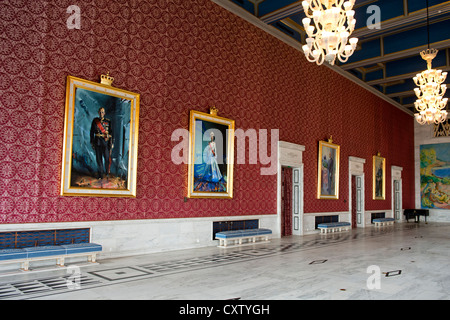 Banquett Hall avec des portraits de la famille royale norvégienne à l'Hôtel de Ville d'Oslo, Oslo, Norvège Banque D'Images