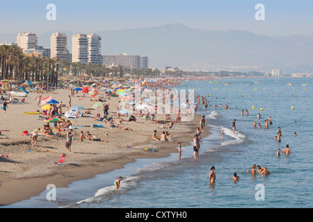 Torremolinos, la province de Malaga, Costa del Sol, Espagne. La plage de Bajondillo, bondé en haute saison. Banque D'Images