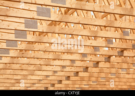 En chevrons de toit de la nouvelle construction d'un bâtiment en bois ou maison. Banque D'Images