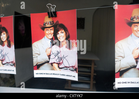 Affiches de J.R. Ewing (Larry Hagman) et Sue Ellen (Linda Gray) de la série télévisée américaine Dallas England UK KATHY DEWITT Banque D'Images