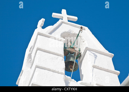 Bell dans un clocher d'une église grecque classique sur l'île de Mykonos. Banque D'Images