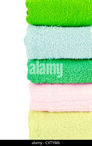 Serviettes empilées vert, bleu, rose et jaune isolé sur fond blanc Banque D'Images