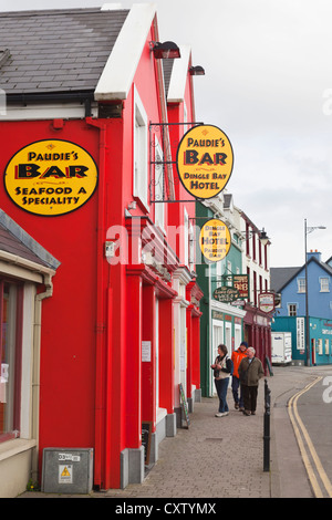 Dingle, comté de Kerry, Irlande. Scène de rue à la ville. Bar proposant des fruits de mer. Banque D'Images