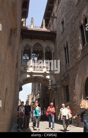 Barcelone, Espagne. De style néo-gothique en pont Carrer del Bisbe dans le quartier gothique. Banque D'Images