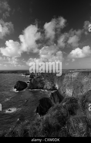 Image en noir et blanc Bedruthan Steps sea stacks, Carnewas, de l'île Cornwall County ; Angleterre ; UK Banque D'Images