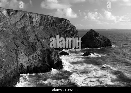 Image en noir et blanc Bedruthan Steps sea stacks, Carnewas, de l'île Cornwall County ; Angleterre ; UK Banque D'Images