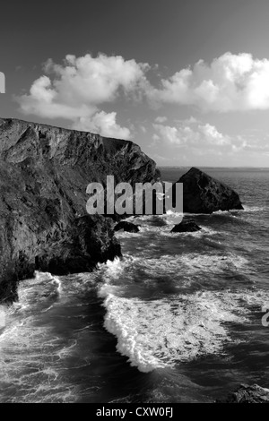 Image en noir et blanc Bedruthan Steps sea stacks, Carnewas, de l'île Cornwall County ; Angleterre ; UK Banque D'Images