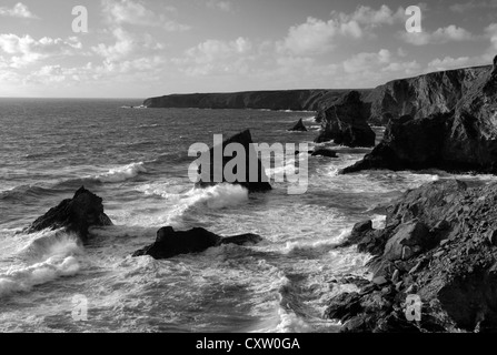 Image en noir et blanc Bedruthan Steps sea stacks, Carnewas, de l'île Cornwall County ; Angleterre ; UK Banque D'Images